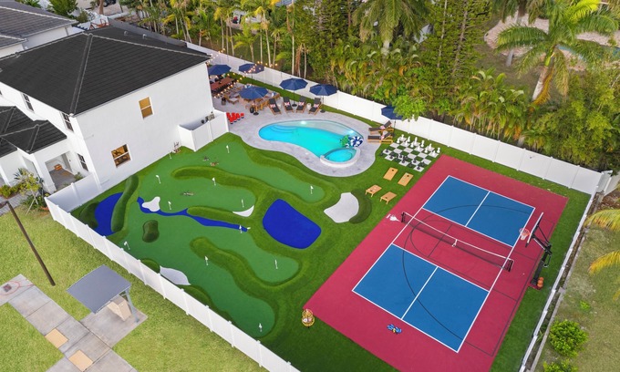 Richmond West House | Saltwater Pool, Hot Tub, 12-hole Miniature Golf & Pickleball + Basketball