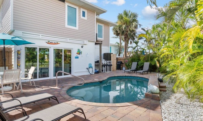 Fort Myers Beach House | Salty Air Retreat: Heated Pool, Walk to Beaches!