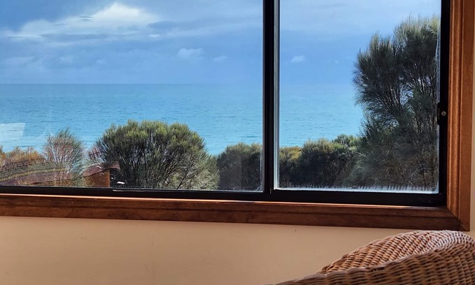 Penneshaw House | Salty Sea-birds Loft Spectacular Views