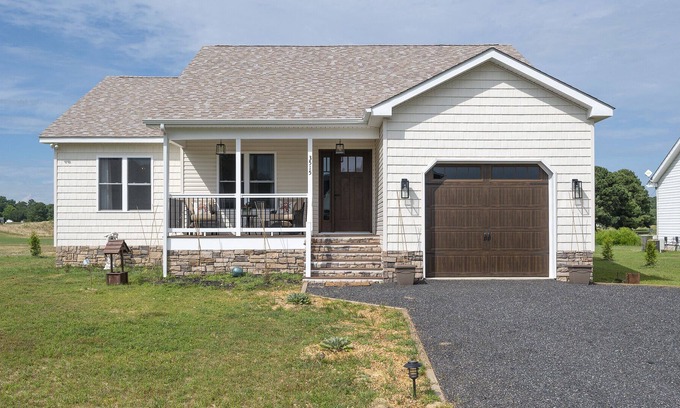 Captain's Cove House | Salty Sea Lyons Landing - Only 20 minutes from Chincoteague Island!