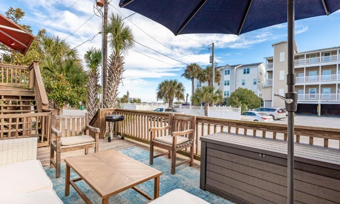 Sunset Point Villa | Salty Shack Unit B - Salty Shack - Dog Friendly Home - Across from the Beach - Central Location!