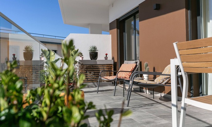 Ferrel Apartment | Salty Soul - Modern Flat with a shared pool