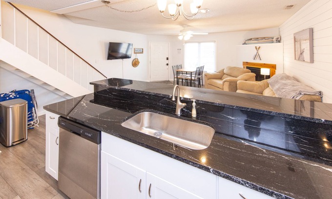 Northeast Virginia Beach Condo | Salty Vibe-Resort Area-Virginia Beach