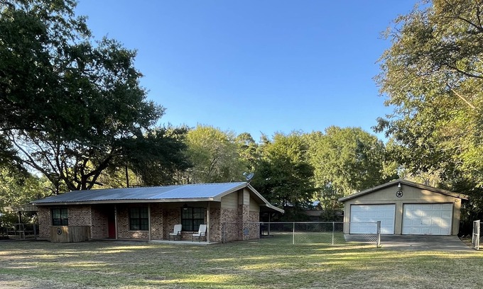 Zavalla House | Sam Rayburn Lake Access Home and Guest House