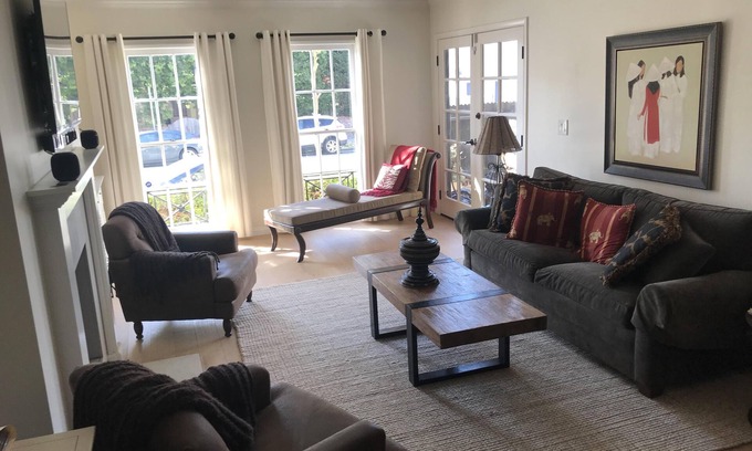 Wilshire Montana Condo | SaMo just blocks from the Pacific Ocean!