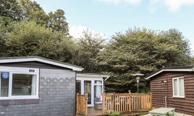Bont Newydd House | SAMPHIRE, with pool in Caernarfon