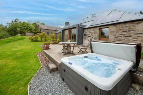 Loch Tay House | Sams Cottage with Loch Tay Vistas and Hot Tub