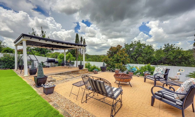 Wetmore House | San Antonio Home - Outdoor Oasis & Greenbelt Views