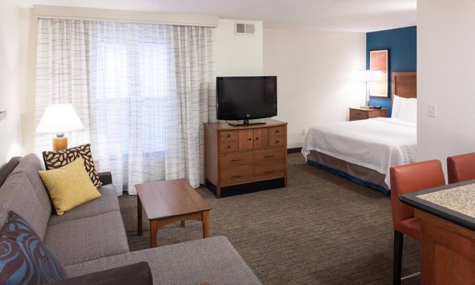 San Bernardino House | San Bernardino Studio with Continental Breakfast, Self Parking, & Gym