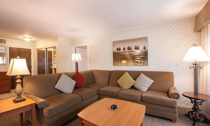 San Diego Country Estates Hotel | San Diego Country Estates | 2 Units | Full Kitchens & Parking