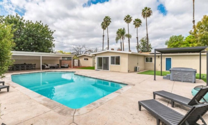 Lakeside House | San Diego Lake home 4 Bd/Bath with heated pool, hot tub and golf!