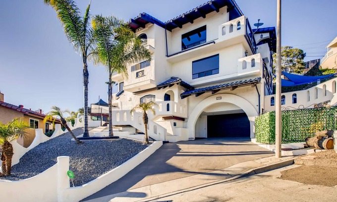 Morena House | San Diego Villa private heated jacuzzi