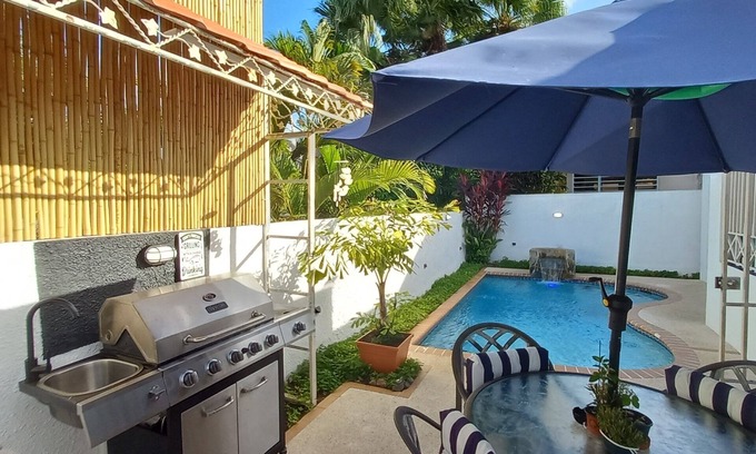 Monacillo House | San Juan, Villa 2 rooms w/private pool, outdoor kitchen/BBQ & nearby & peaceful