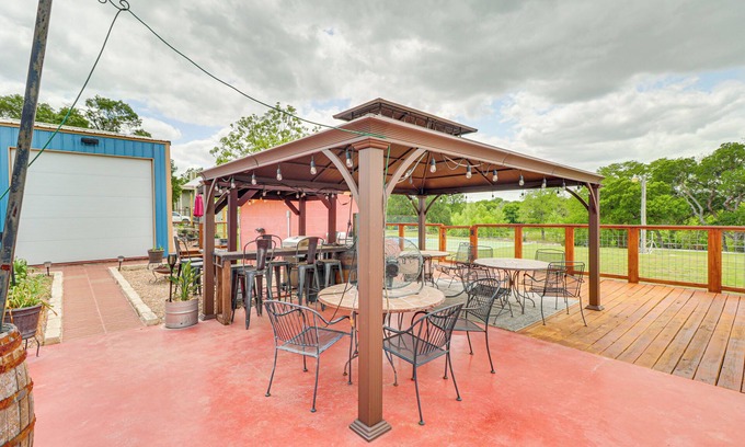 Martindale House | San Marcos River Hideaway w/Game Room + Fire Pit