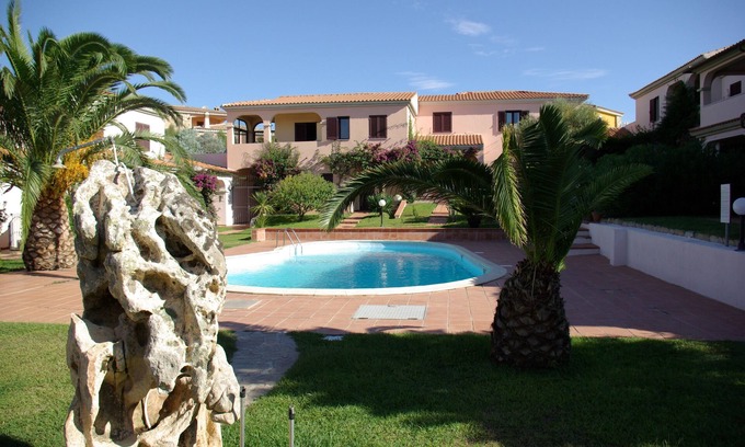 Monte Petrosu Apartment | San Teodoro air-conditioned and wi-fi apartment in residence with pool