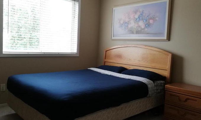 Northwest Calgary House | San Yin Homestay private bedroom with private washroom