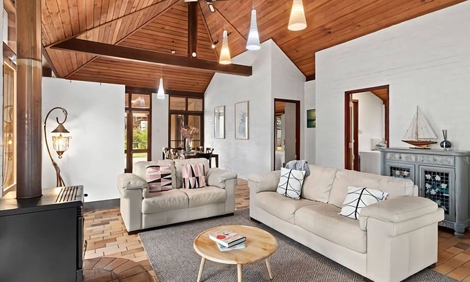 Broulee House | Sand at Broulee - walk to the beach