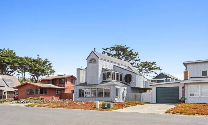 Dillon Beach House | Sand Castle in Dillon Beach - 6 bdrms & 3 1/2 baths and 2 living areas Sleeps 12