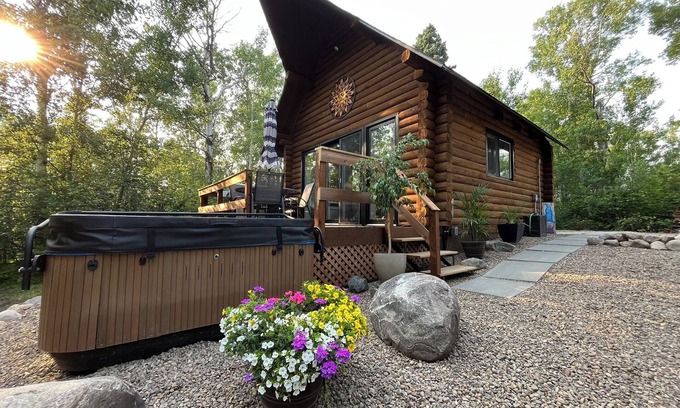 Manitoba Cabin | Sand Lake Log Cabin with Hot Tub
