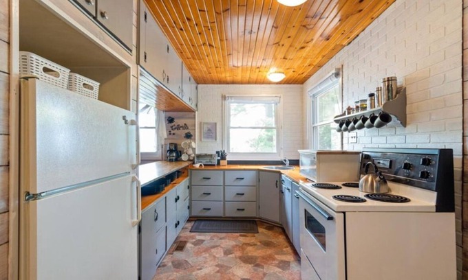 North Frontenac Cottage | Sand Lake Oasis -Beautiful 3Br Waterfront Cottage w/Lots to Do!
