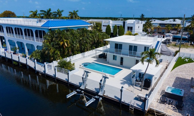 Long Key House | Sand 'N Sea ~ 3 Bedroom Canal Front Home w/Pool in Layton