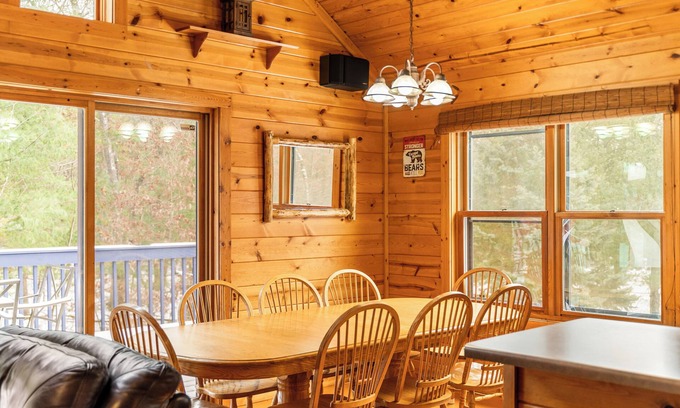 Wisconsin Dells Cabin | Sand Rock Lodge, Fire Pit, 3bd, 2bth sleeps 10