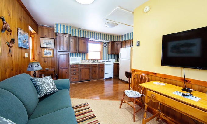 Oxford Apartment | Sandaway Suites & Beach - Full Kitchen & Private Beach Access - Location in Town