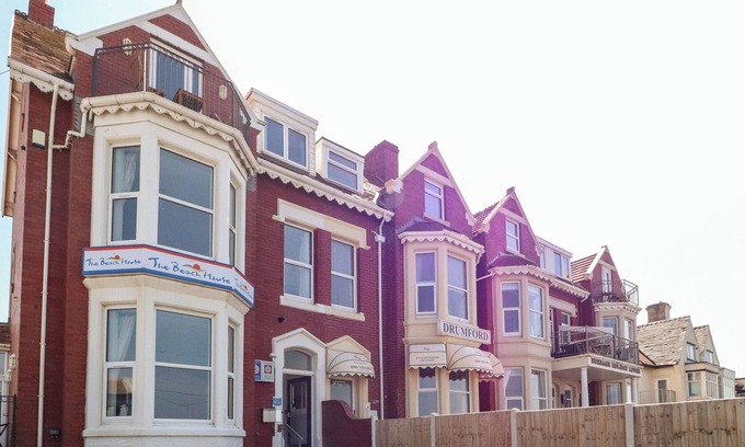 Bispham Apartment | SANDBANKS SUITE, country holiday cottage, with a garden in Bispham