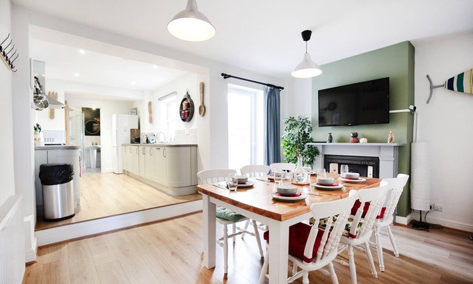 Bristol House | Sandbed House - Sleeps 4 - 6
