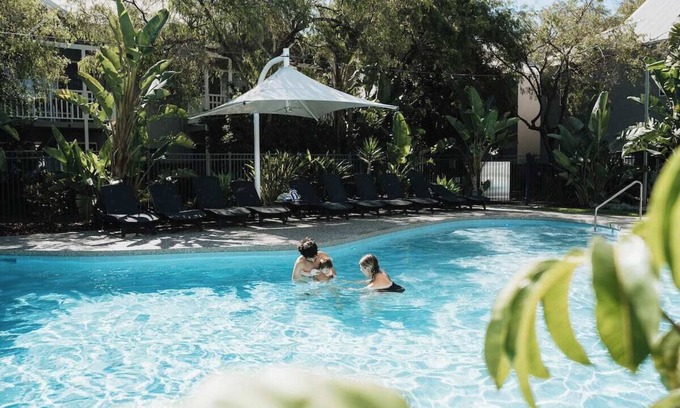 Broadwater House | Sandblu: Beachfront Villa with Resort Facilities