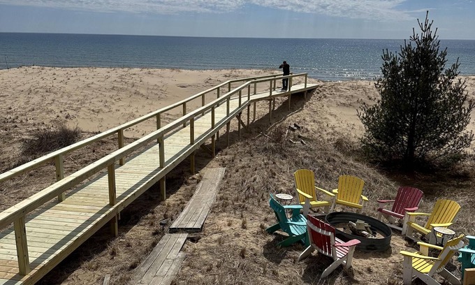 Gulliver House | Sandbox on Michibay: Autumn on Lake Michigan – Fall Colors & Cozy Nights Await!