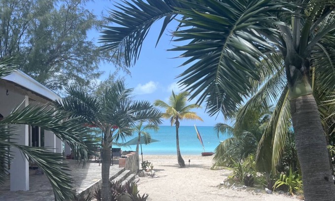 New Bight Villa | Sandcastle House Oceanfront Paradise in Fernandez Bay