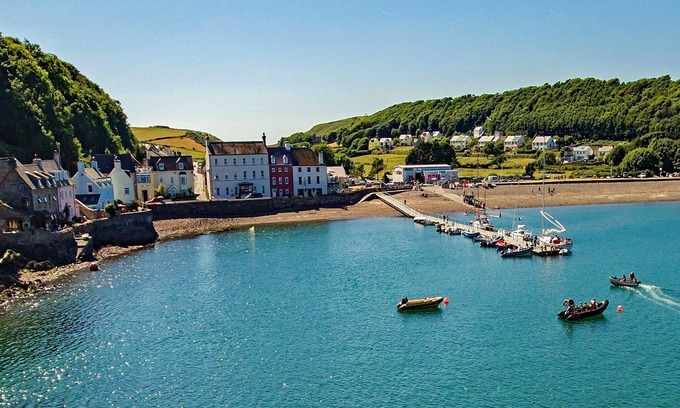 St Brides House | Sanderling, on Pembrokeshire coastal path Dale, sleeps 8 and dog-friendly.nnnn