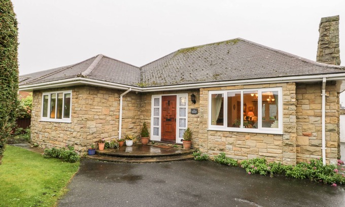 Scalby House | SANDERLING, pet friendly, character holiday cottage in Scalby