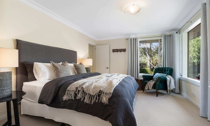 Orange East House | Sandhurst - Stunning Retreat - Pool & Tennis Court