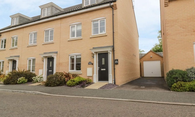 Hollesley Cottage | SANDLINGS, family friendly, with a garden in Hollesley