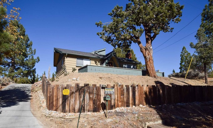 Upper Moonridge House | Sandoval Slopes by Destination Big Bear : Near Bear Mountain! Pool Table! DirecTV! BBQ! Fireplace! Lots of Space!