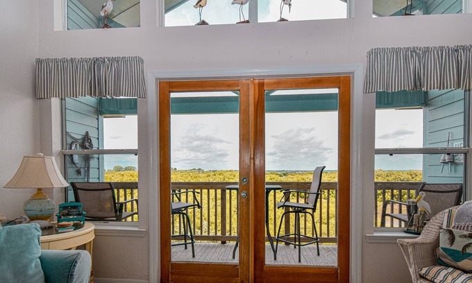 Cedar Key Condo | Sandpiper 10E loft unit pool hot tub beach water view