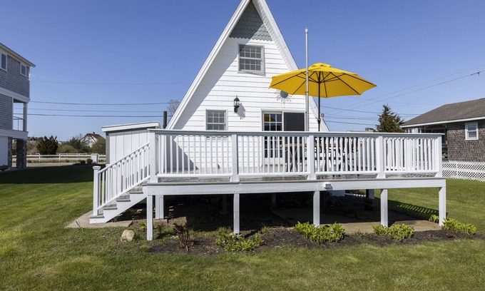 Misquamicut Cottage | Sandpiper Cottage - Cozy summer cottage across the street from the beach!