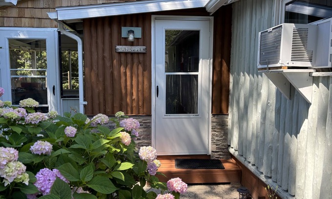 Ludington Cottage | Sandpiper Cottage: Lakeside, Boat Slip, Beach, Family Friendly, Kayaks
