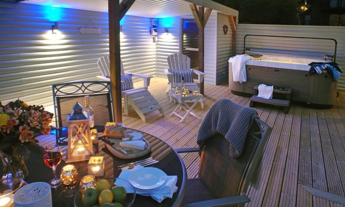 Winnard's Perch House | SandPipers Luxury hot tub lodge with 2 ensuites a private Sauna & BBQ terrace