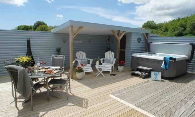 Winnard's Perch Cottage | SandPipers Luxury lodge with 2 ensuites a private Hot Tub & Sauna & BBQ terrace