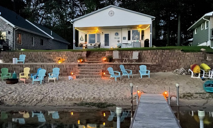 Gladwin House | Sandy beach front LAke House