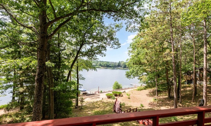 Harrison Cottage | Sandy Beach Lakefront 5BR/2BA Sleeps 15!