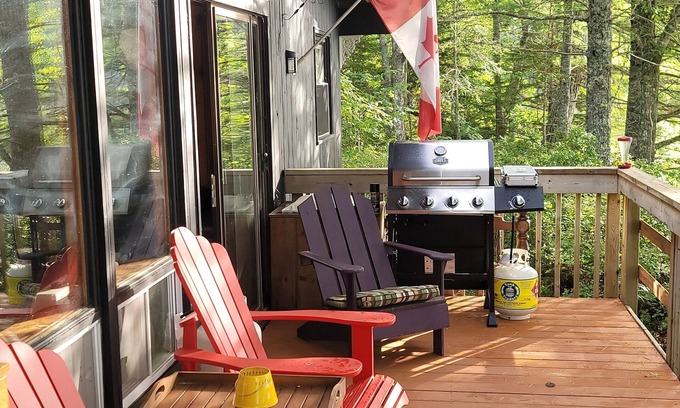 Upper New Cornwall Cottage | Sandy beaches, big trees, lovely 3BR lodge - private. 10 km to Mahone Bay area
