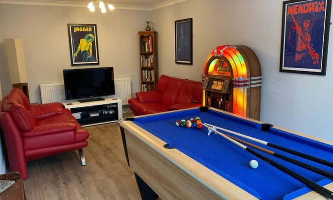 Camber Cottage | Sandy Bottom - opposite the Dunes – Pool Table & Juke Box
