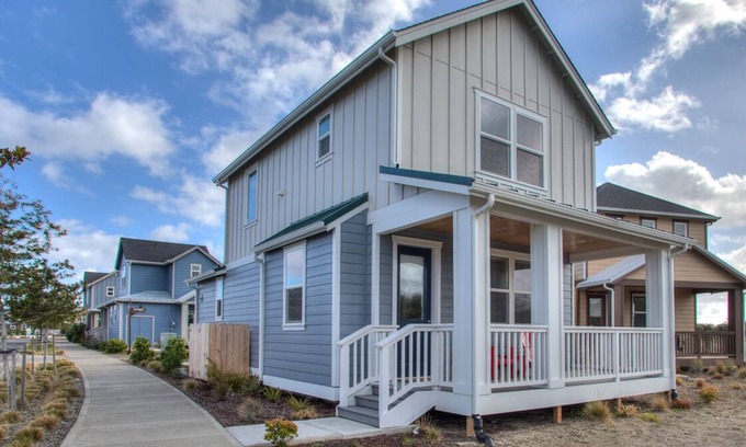 Ocean Shores House | Sandy Feet and Doggy Treats - Oyhut Bay Seaside Village
