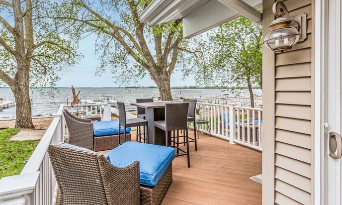 Spirit Lake House | Sandy Feet Retreat Lakefront on Big Spirit Lake