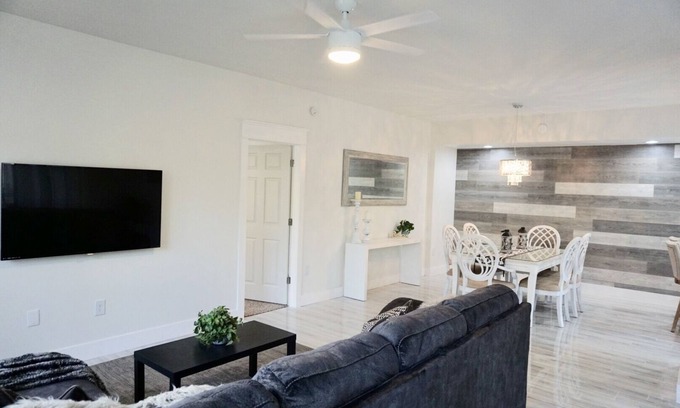 Bella Vista Condo | : Sandy Feet Retreat: Walk to the Beach! :