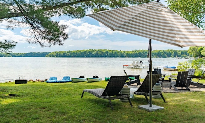 Lake Ann House | Sandy Lakefront | Sunsets | Deck | Dock | Kayaks